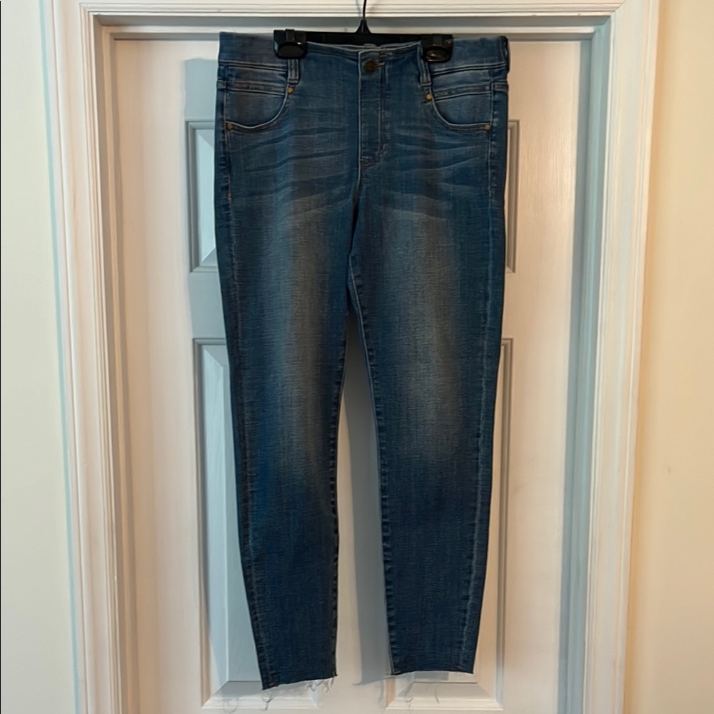 Women's Liverpool Pull-On Ankle Blue Jeans with Raw Hem Size 6/28